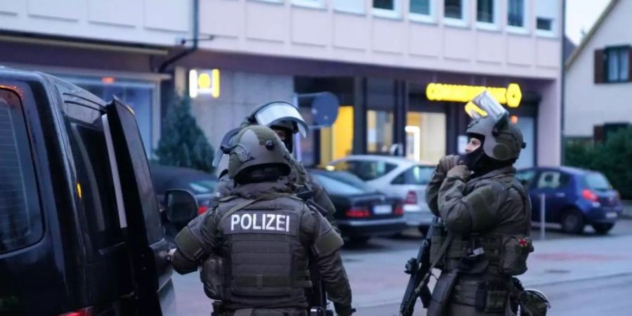 Die Polizei sucht nach einer Auseinandersetzung mit zwei Verletzten im Kreis Esslingen nach drei Flüchtigen. Foto: Kohls/SDMG/dpa