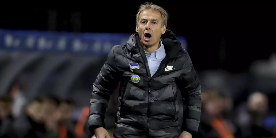 Mit seinem überraschenden Rücktritt sorgt Jürgen Klinsmann bei der Hertha Berlin für Unruhe. Auch der FC St.Gallen hängt mit drin.