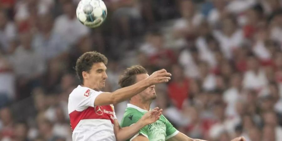 Fällt mit einer schweren Knieverletzung für den VfB Stuttgart aus: Marcin Kaminski (l) in Aktion. Foto: Daniel Maurer