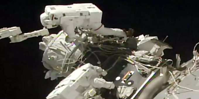 Astronautenbei der Installation eines einen Adapters an der ISS. Foto: NASA Astronautenbei der Installation eines einen Adapters an der ISS. Foto: NASA