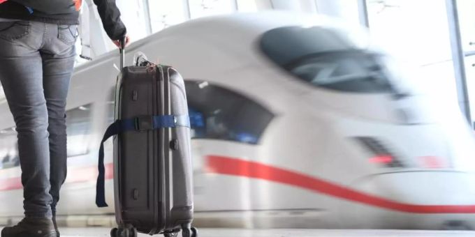 Ein ICE der Deutschen Bahn verlässt den Fernbahnhof am Flughafen von Frankfurt am Main. Die Fahrpreise im Fernverkehr der Deutschen Bahn sollen um zehn Prozent sinken. Foto: Arne Dedert Ein ICE der Deutschen Bahn verlässt den Fernbahnhof am Flughafen von Frankfurt am Main. Die Fahrpreise im Fernverkehr der Deutschen Bahn sollen um zehn Prozent sinken. Foto: Arne Dedert