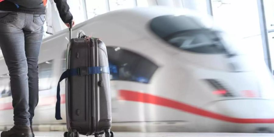 Ein ICE der Deutschen Bahn verlässt den Fernbahnhof am Flughafen von Frankfurt am Main. Die Fahrpreise im Fernverkehr der Deutschen Bahn sollen um zehn Prozent sinken. Foto: Arne Dedert