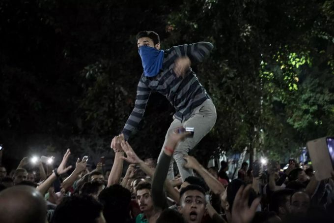 Demonstranten rufen Slogans während eines seltenen Protestes gegen die Regierung in der Innenstadt von Kairo. Foto: Oliver Weiken Protest gegen Regierung Kairo