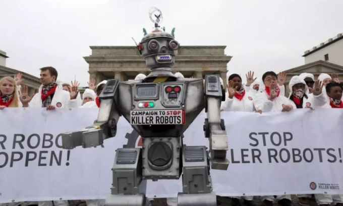 Lethal Autonomous Weapon System: Demonstranten protestieren in Berlin gegen Killer-Roboter. (Archivbild) killer roboter