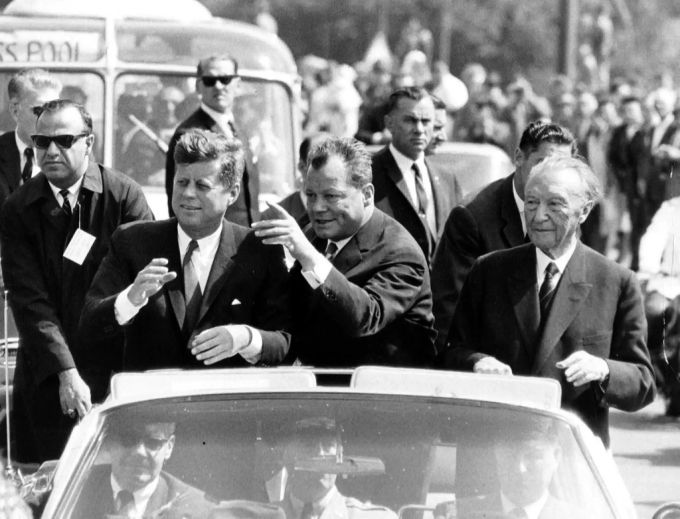 Der Berliner Bürgermeister Willy Brandt erhielt 1962 von den Kennedy-Brüdern einen altersschwachen Weisskopfseeadler. willy brandt