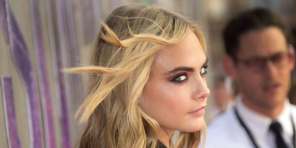 Cara Delevingne Betatigt Sich Als Handtaschen Designerin Fur Balmain