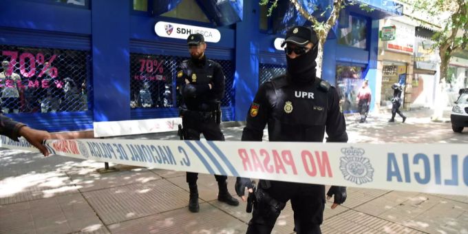 Spanische Polizisten im Einsatz während einer Razzia vor dem Hauptquartier des spanischen Fussballclubs SD Huesca. Festnahme Sport Fussball