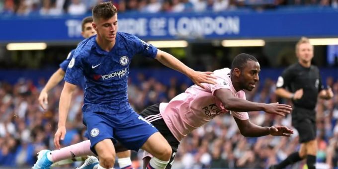 Chelseas Mason Mount (l) im Duell mit Ricardo Pereira von Leicester City. Foto: Steven Paston/PA Wire Chelseas Mason Mount (l) im Duell mit Ricardo Pereira von Leicester City. Foto: Steven Paston/PA Wire