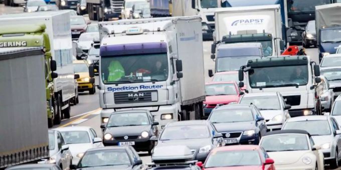Viele Urlauber greifen auf das Auto zurück. Auf der Autobahn A3 bei Köln staut es sich. (Archivbild) Auto