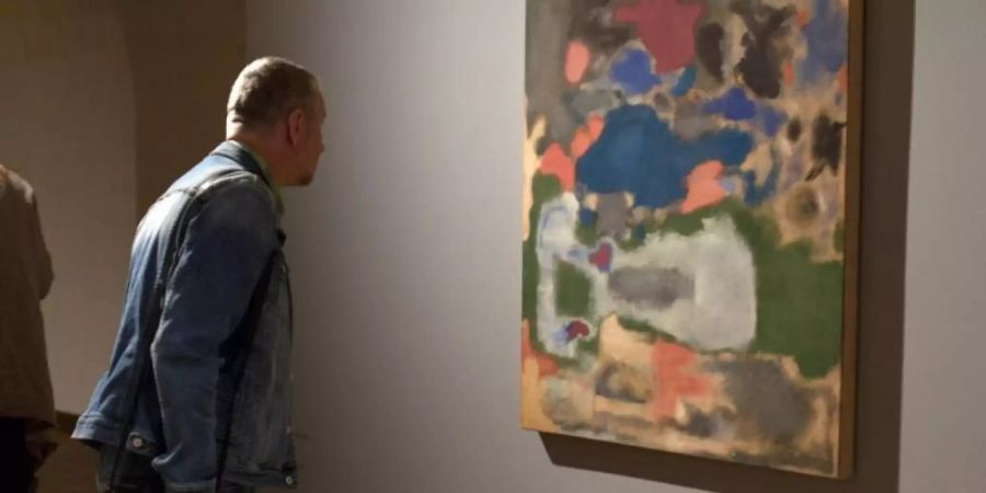 Ein Besucher betrachtet ein Bild ohne Titel von Mark Rothko aus dem Jahr 1948. Foto: Alexander Welscher