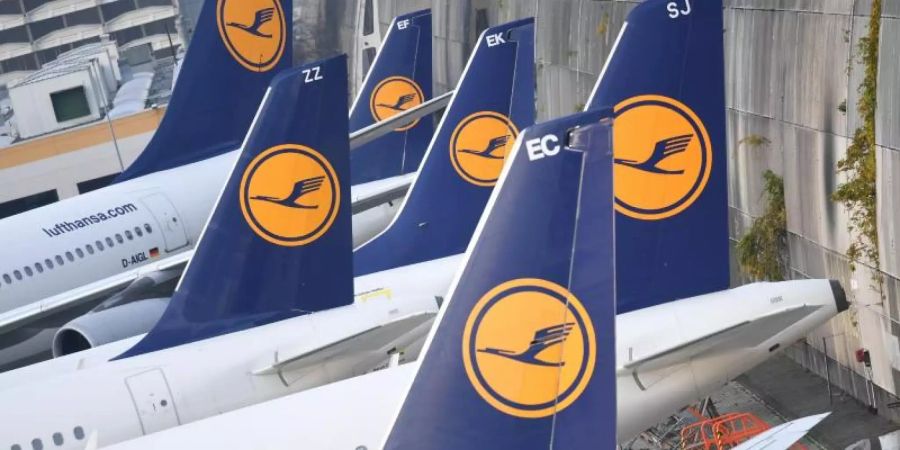 Lufthansa-Maschinen parken am Flughafen von Frankfurt am Main am Rande des Vorfeldes. Foto: Arne Dedert/Illustration