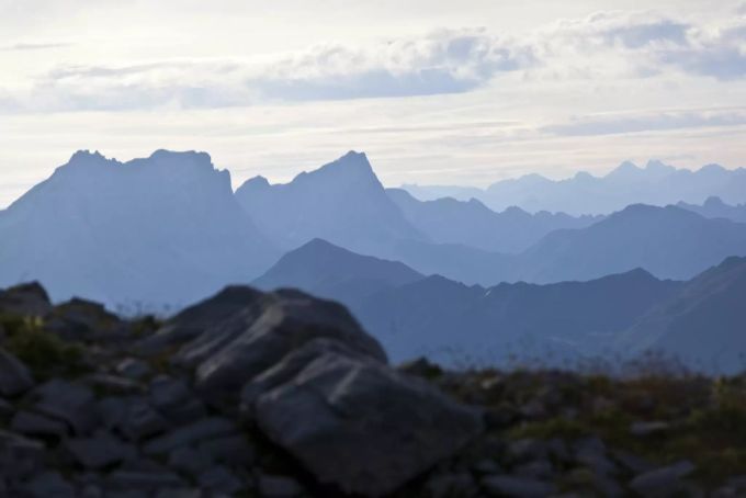 Im Morgendunst hintereinander aufgereiht, die Bündner- und Arlberger Alpen mit dem Rätikon. Rätikon