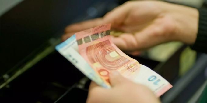 Kassiererin zählt Wechselgeld Kassiererin zählt Wechselgeld