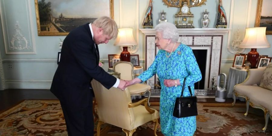 Das Bild zeigt Queen Elizabeth II. bei der Absegnung von Premierminister Boris Johnson im Juni 2019.