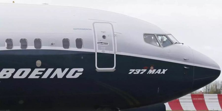 Zwei Abstürze der Baureihen 737 Max innerhalb weniger Monate haben den Flugzeugbauer Boeing in eine schwere Krise gebracht. Foto: Ted S. Warren/AP/dpa