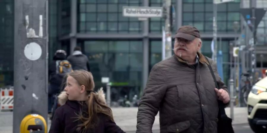 Michael und seine Tochter Sophie begeben sich auf Spurensuche in seinem Geburtsort Berlin. Foto: Benedict Sicheneder/ZDF