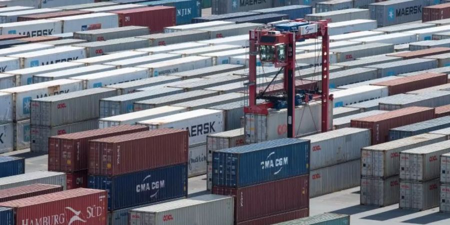 Container auf dem Gelände des JadeWeserPort in Wilhelmshaven. Foto: Ingo Wagner