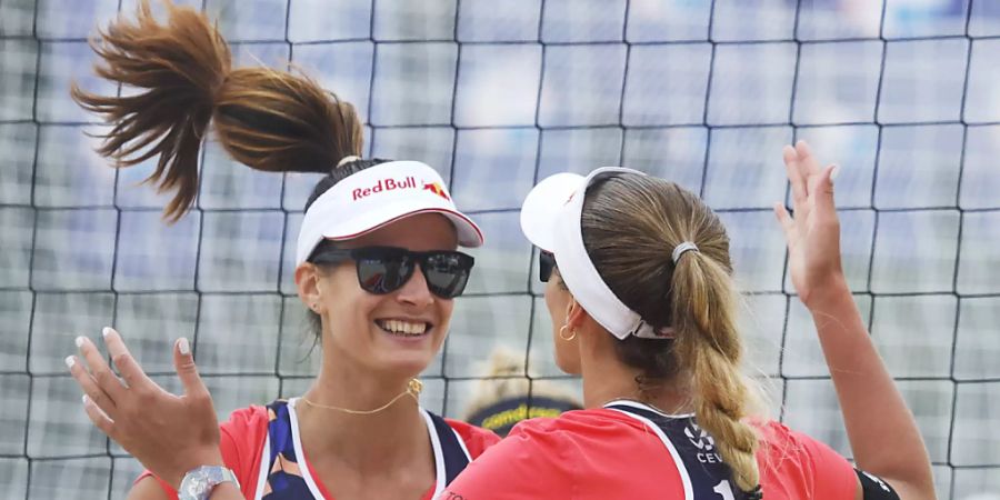 Joana Heidrich (links) und Anouk Vergé-Depré sind als Gruppensiegerinnen direkt für die Achtelfinals qualifiziert