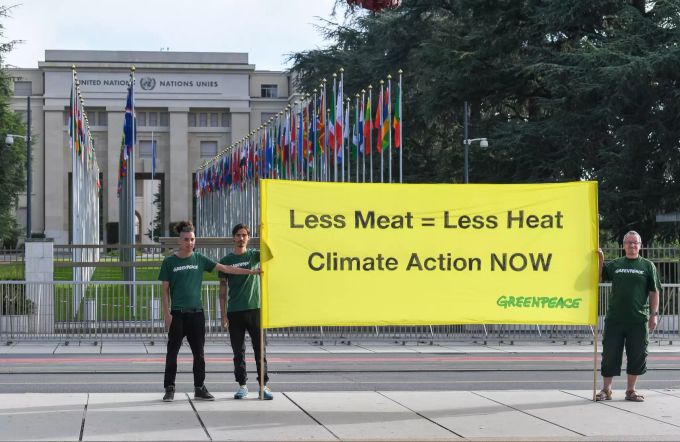 Schweiz, Genf: Aktivisten der Umweltschutzorganisation Greenpeace demonstrieren in Genf. Sonderbericht zum Klimawandel