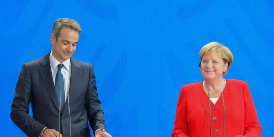 Mitsotakis (l.) und Merkel in Berlin