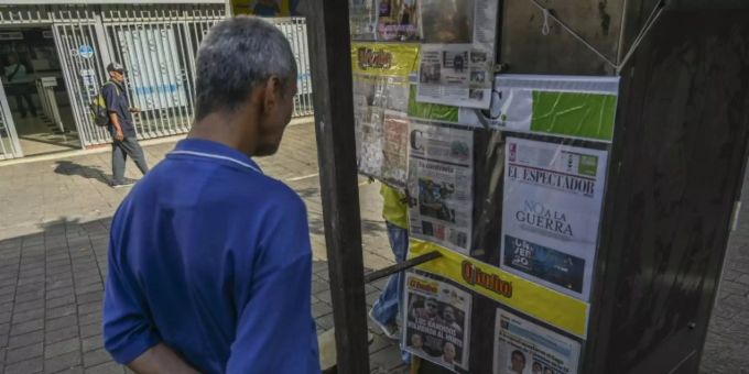 Zeitungen nach der Ankündigung von Ex-Farc-Anführern, wieder zu den Waffen zu greifen Zeitungen nach der Ankündigung von Ex-Farc-Anführern, wieder zu den Waffen zu greifen