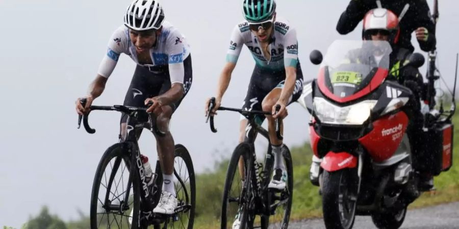 Wie aus dem Nichts gehört Emanuel Buchmann (r) plötzlich zum Favoritenkreis der Tour de France. Foto: Yuzuru Sunada/BELGA