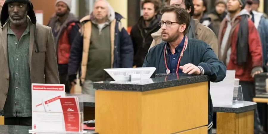 Bibliothekar Stuart (Emilio Estevez) muss Partei ergreifen. Foto: Koch Films