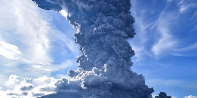 Der Vulkan Sinabung spuckt Asche aus. Sinabung