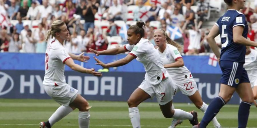 Englands Nikita Parris (M) jubelt nach ihrem erfolgreichen Elfmeter zum 1:0. Foto: Claude Paris/AP