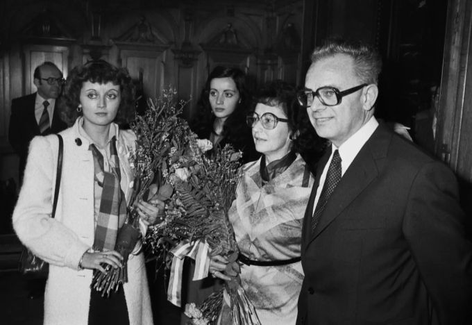 1979 gratuliert die spätere Bundesrätin Eveline Widmer-Schlumpf (l.) ihrem Vater Leon Schlumpf zu dessen Wahl in die Landesregierung. Eveline Widmer-Schlumpf 1979