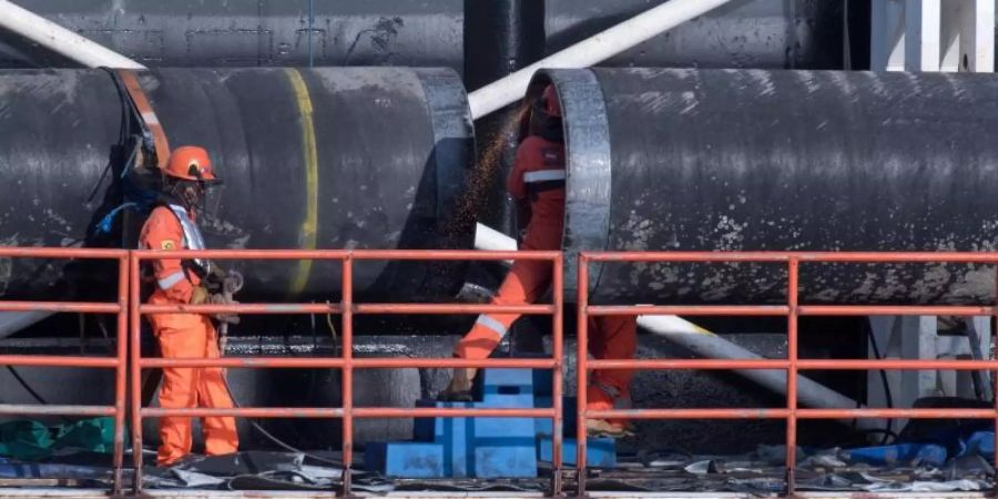 Ein Arbeiter verschweisst auf einer Plattform am Pipeline-Verlegeschiff «Castoro 10» vor Rügen zwei Leitungsstücke der Ostsee-Erdgaspipeline Nord Stream 2. Foto: Stefan Sauer