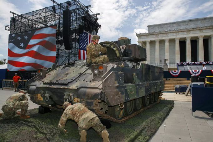 Soldaten gestern Mittwoch bei den Vorbereitungen für den Unabhängigkeitstag. Donald Trump