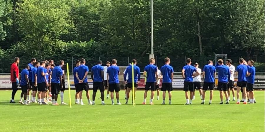 Marcel Koller hält eine Teamansprache vor dem Training.