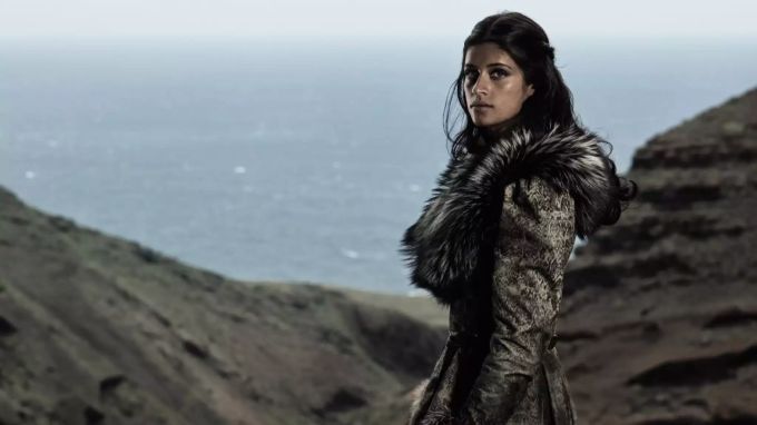 Die Zauberin Yennefer (Anya Chalotra) in der Netflix Serie «The Witcher» k
