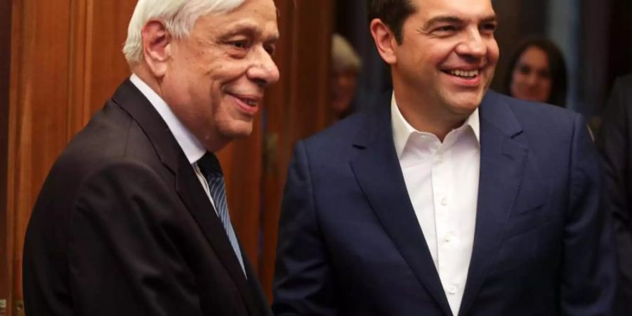 Nach seiner Niederlage bei den Europawahlen: Alexis Tsipras (r.), Premierminister von Griechenland, trifft sich mit Staatspräsident Prokopis Pavlopoulos. Foto: Petros Giannakouris/AP