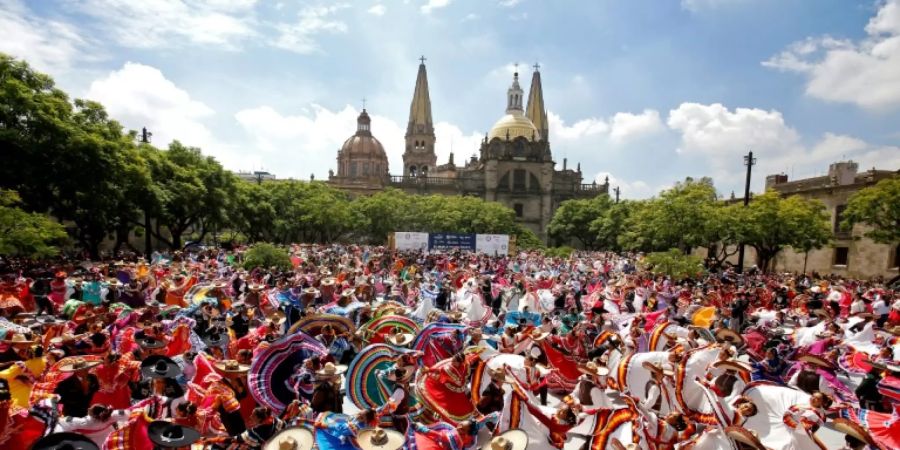 Folkloristischer Massentanz im Zentrum von Guadalajara