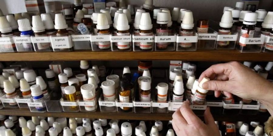Blick in einen Schrank mit homöopathischen Präparaten in der Praxis einer Heilpraktikerin. Foto: Frank Rumpenhorst