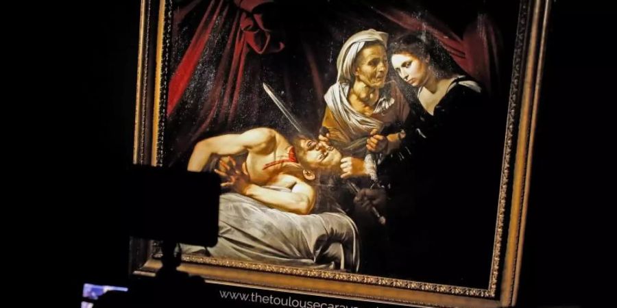 Das Gemälde «Judith und Holofernes» wurde 2014 auf einem Dachboden in einem Bauernhaus in Toulouse wiederentdeckt. Foto: Thibault Camus/AP