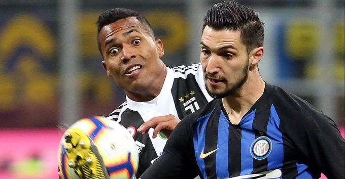 Kein Grund, geschockt zu sein – Alex Sandro wird auch kommende Saison bei Juventus den Flügelflitzer geben. Alex Sandro Juventus Turin