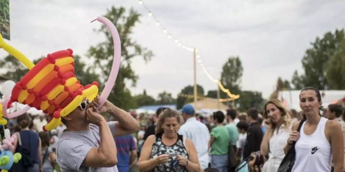 Am Theater Spektakel 2019 hat auch die Strassenkunst, wie hier 2016, ihre grossen Auftritte. (Archiv) Am Theater Spektakel 2019 hat auch die Strassenkunst, wie hier 2016, ihre grossen Auftritte. (Archiv)