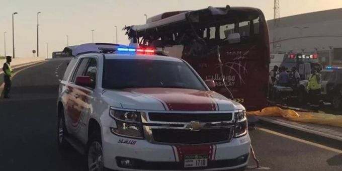 Ein Polizeiwagen steht an der Unfallstelle neben dem aufgerissenen Bus. Foto: Dubai Police HQ/AP Ein Polizeiwagen steht an der Unfallstelle neben dem aufgerissenen Bus. Foto: Dubai Police HQ/AP
