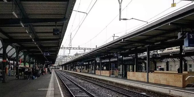 Zwei Afghanen (†18 und †21) bei Zug-Kollision am Bahnhof Aarau getötet. aarau