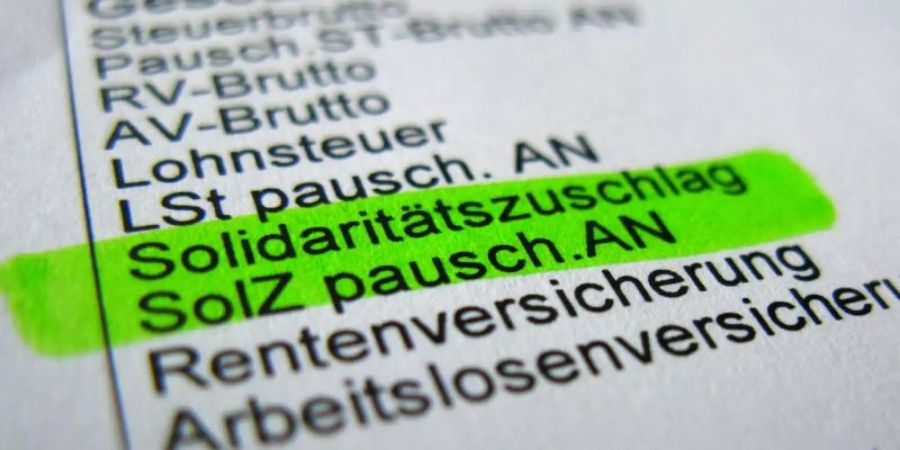 Seit fast 30 Jahren: Solidaritätszuschlag auf einer Gehaltsabrechnung. Foto: Kay Nietfeld
