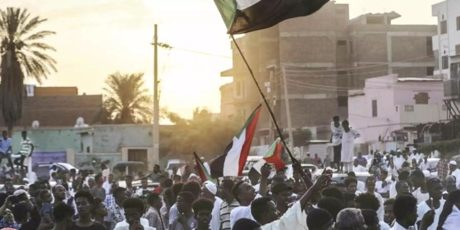 Das sudanesische Volk feierte nach Bekanntwerden des zustande gekommenen Abkommens in den Strassen von Khartum. Foto: AP