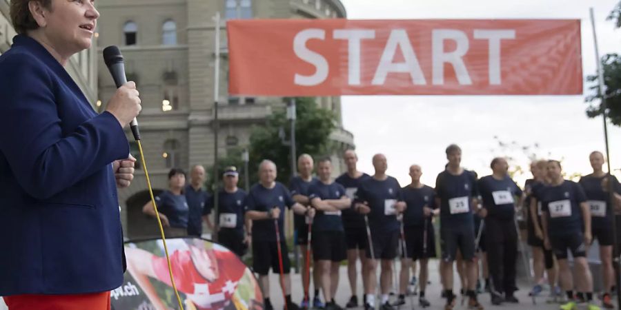 Sportministerin Viola Amherd am frühen Donnerstagmorgen kurz bevor sie den Startschuss zum 18. Parlamentslauf «Parlamotion» gab. Als Parlamentarierin war sie jeweils noch selber mitgelaufen. Diesmal verhinderte ein Sitzungstermin eine Teilnahme.