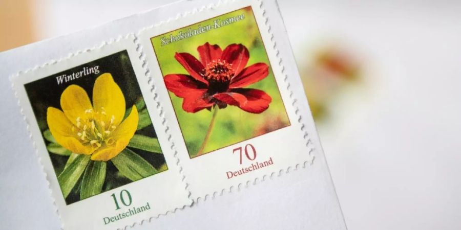 Briefmarken für 70 Cent und zehn Cent kleben auf Brief