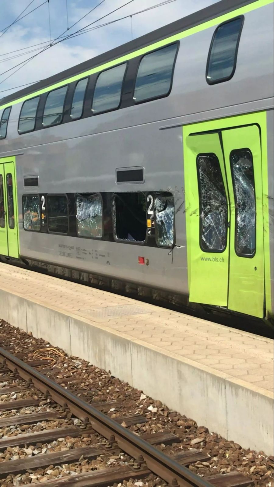 Am Zug entstanden Sachschäden. Die Passagiere blieben unverletzt.