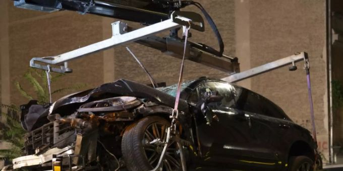 Zerstörter SUV nach Unfall in Berlin Zerstörter SUV nach Unfall in Berlin