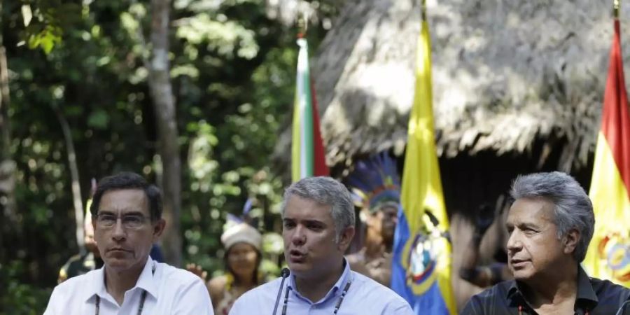 Kolumbiens Präsident Ivan Duque zwischen seinem Amtskollegen aus Peru, Martin Vizcarra (l), und Ecuadors Präsident Lenin Moreno. Foto: Fernando Vergara/AP