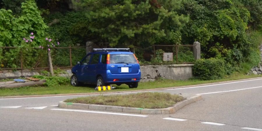 Ein Personenwagen kollidiert mit einem Inselschutzpfosten.